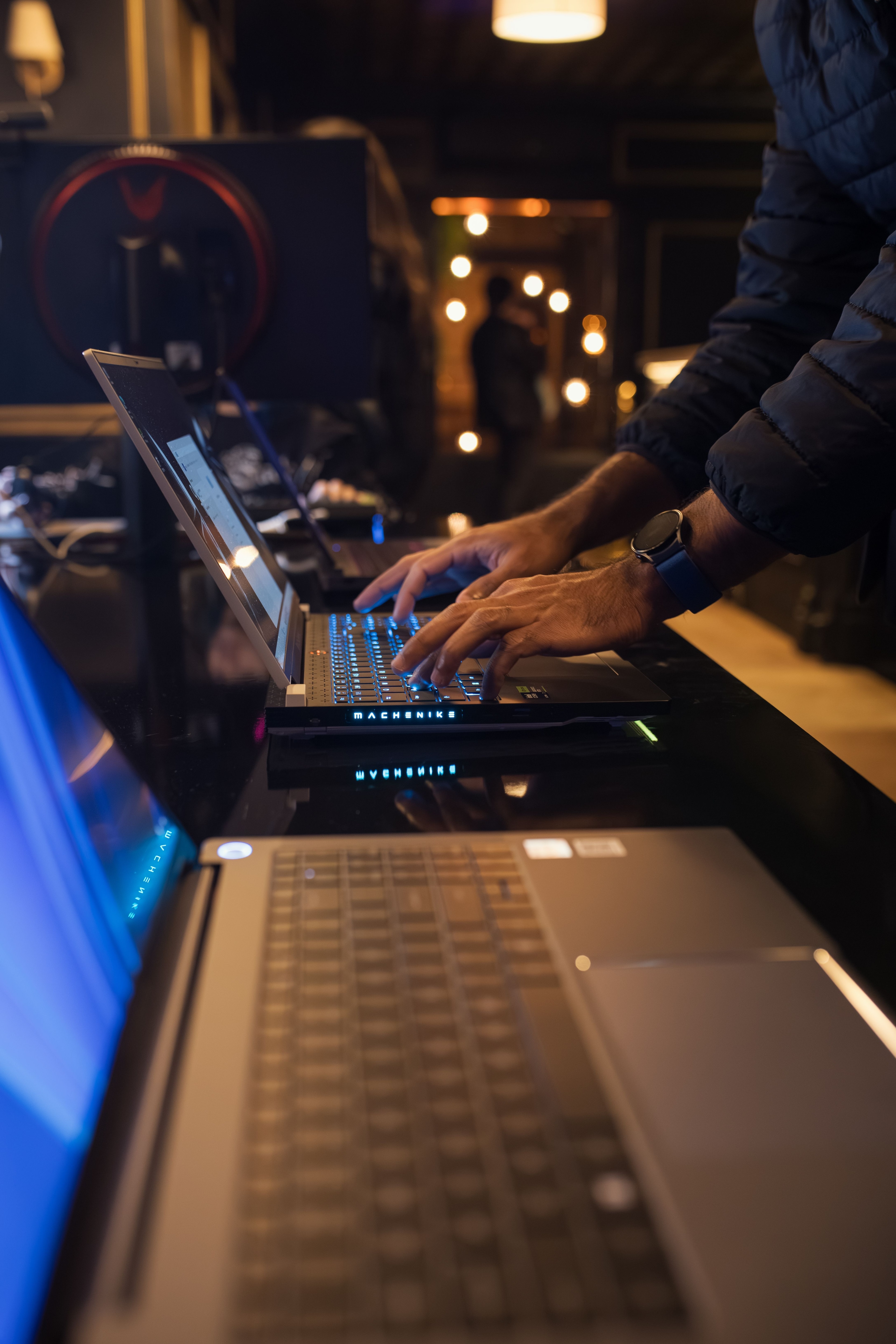 Une personne travaille sur plusieurs appareils en même temps