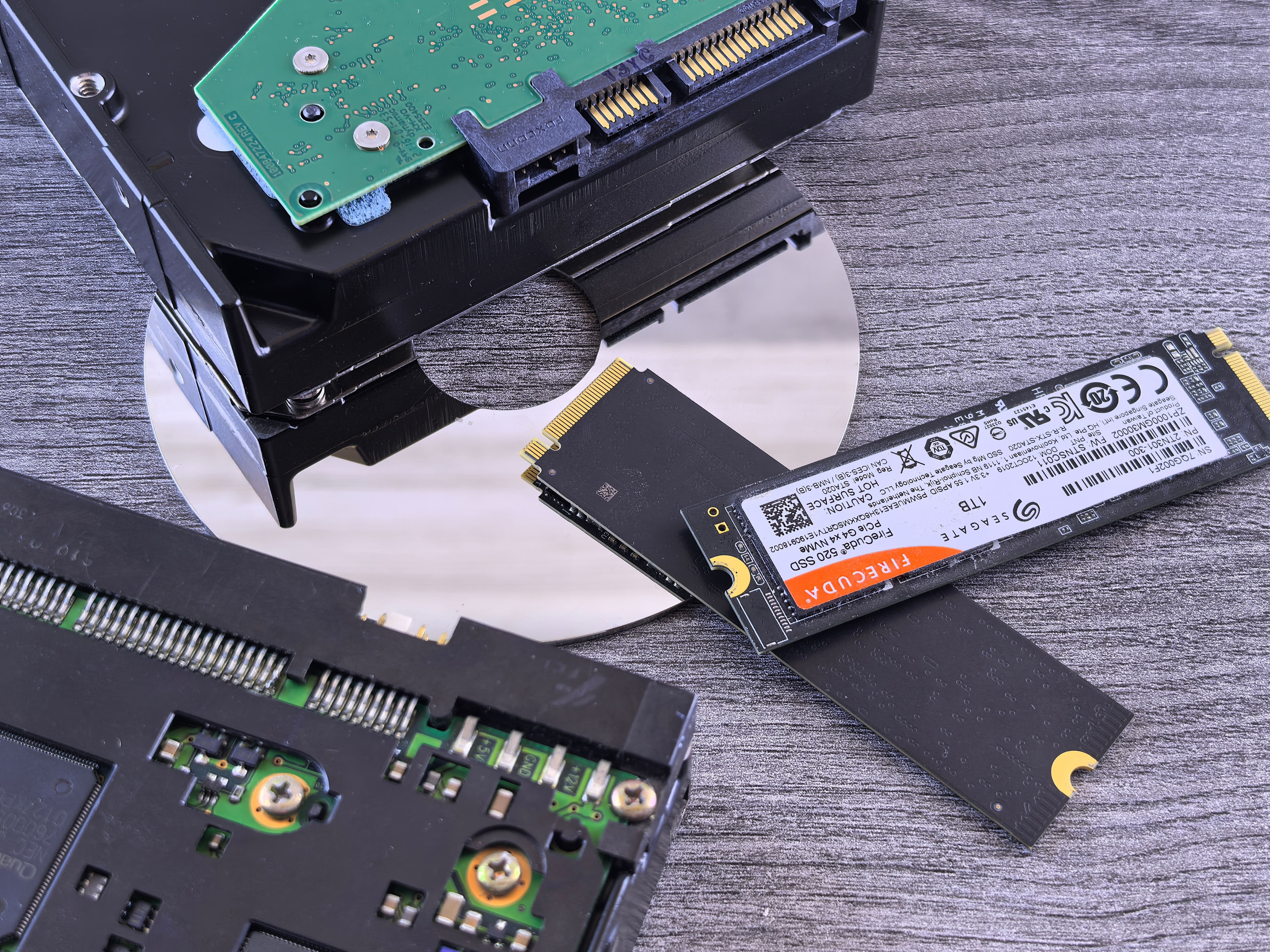 Comparaison des technologies de stockage de données : SSD NVMe, disque dur et CD