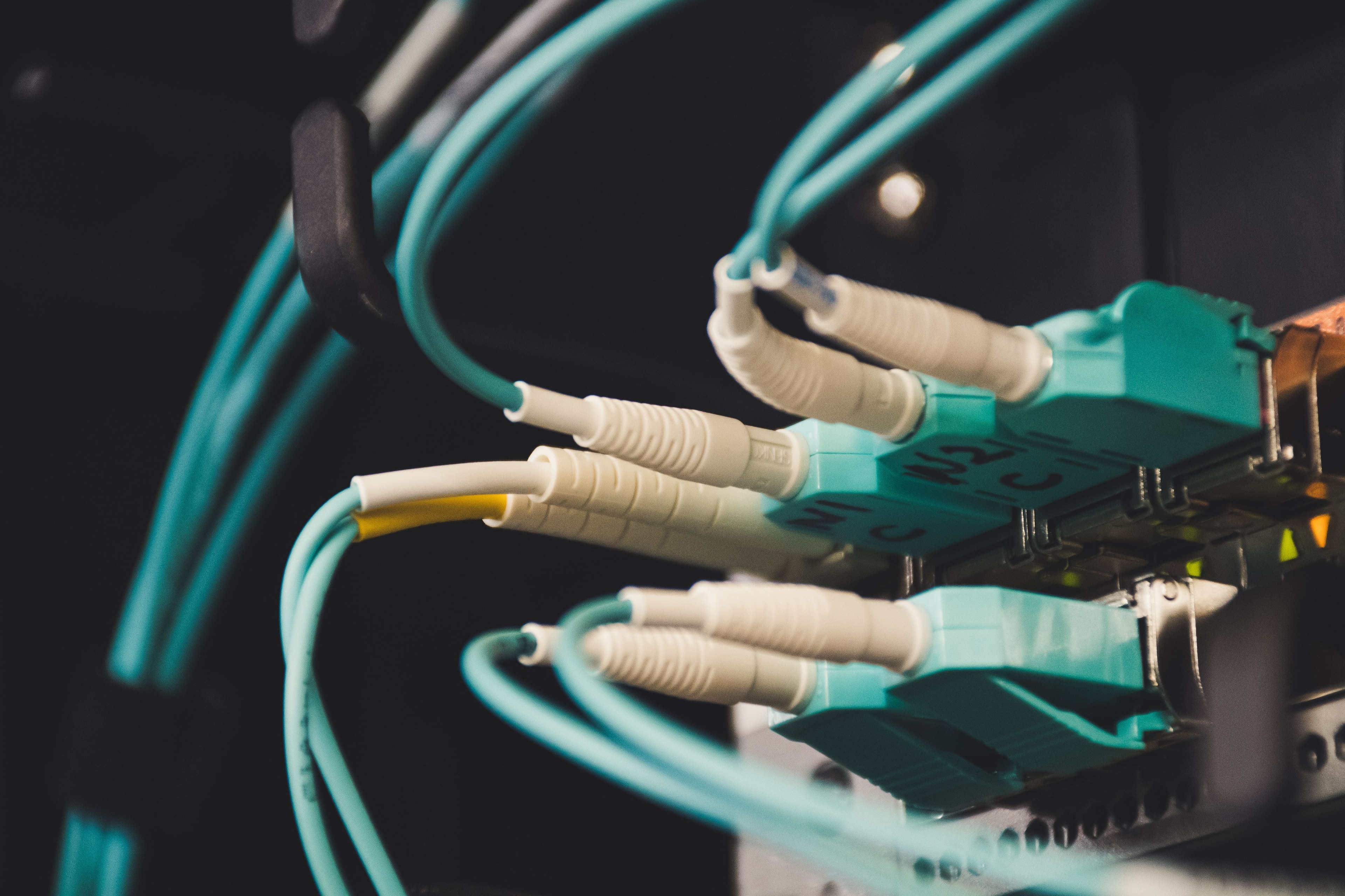 Câbles Internet pour relier un appareil à la fibre