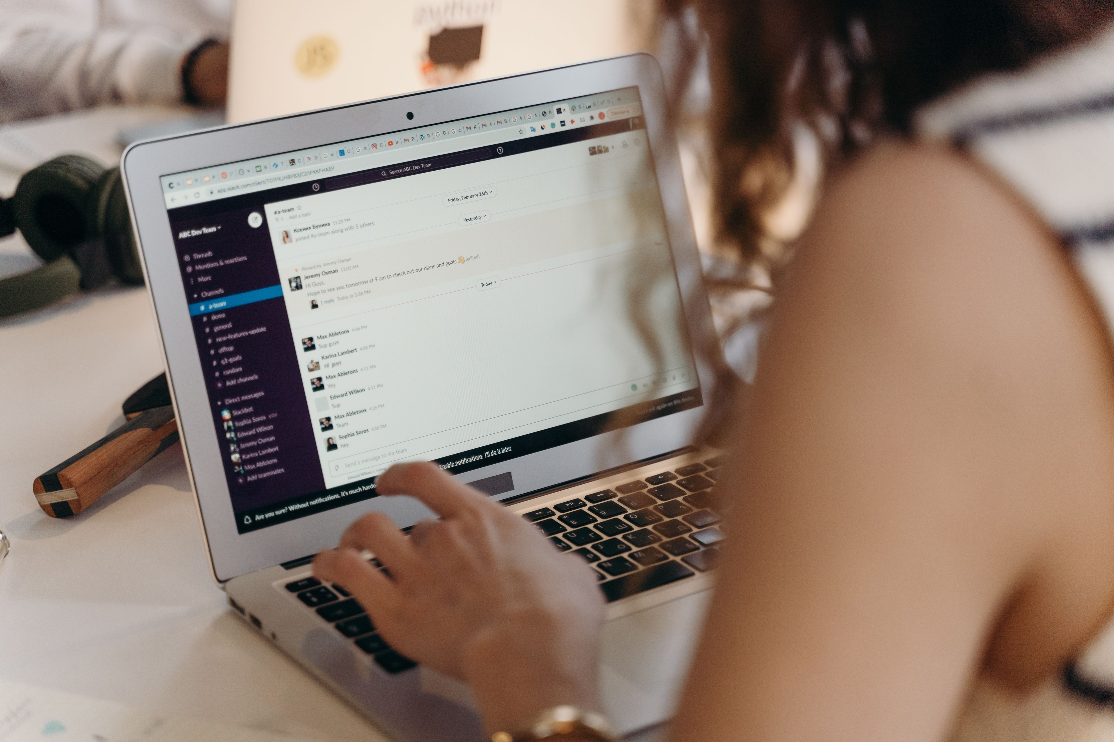 Une personne vérifie sa boîte mail sur son ordinateur portable