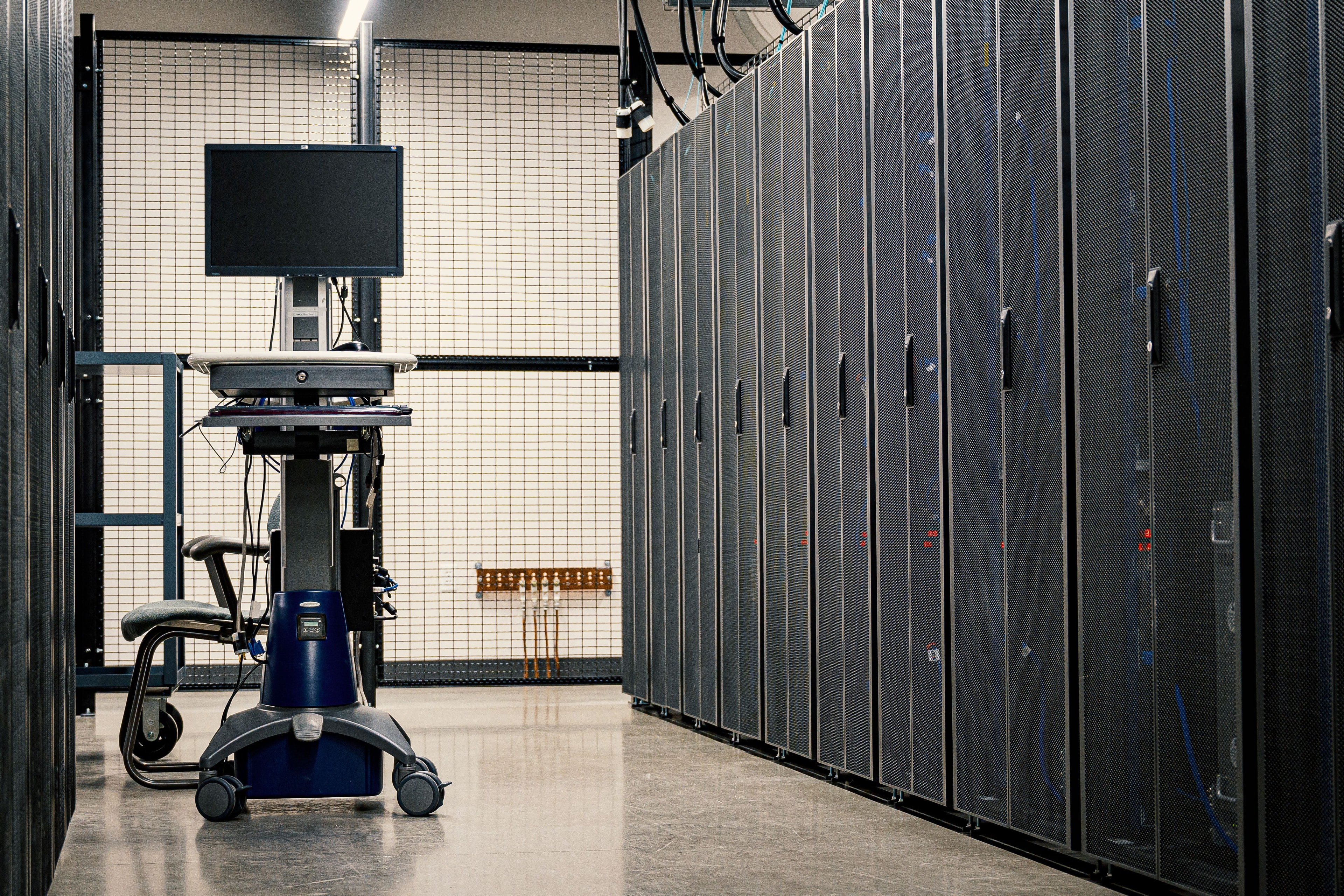 Plusieurs serveurs informatique dans une même pièce